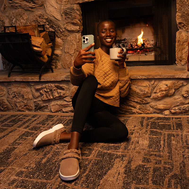 OOFOS WOMENS OOcoozie Mule - White/Chocolate ウーフォス ウィメンズ ウークージー ミュール ホワイトチョコレート リカバリーサンダル