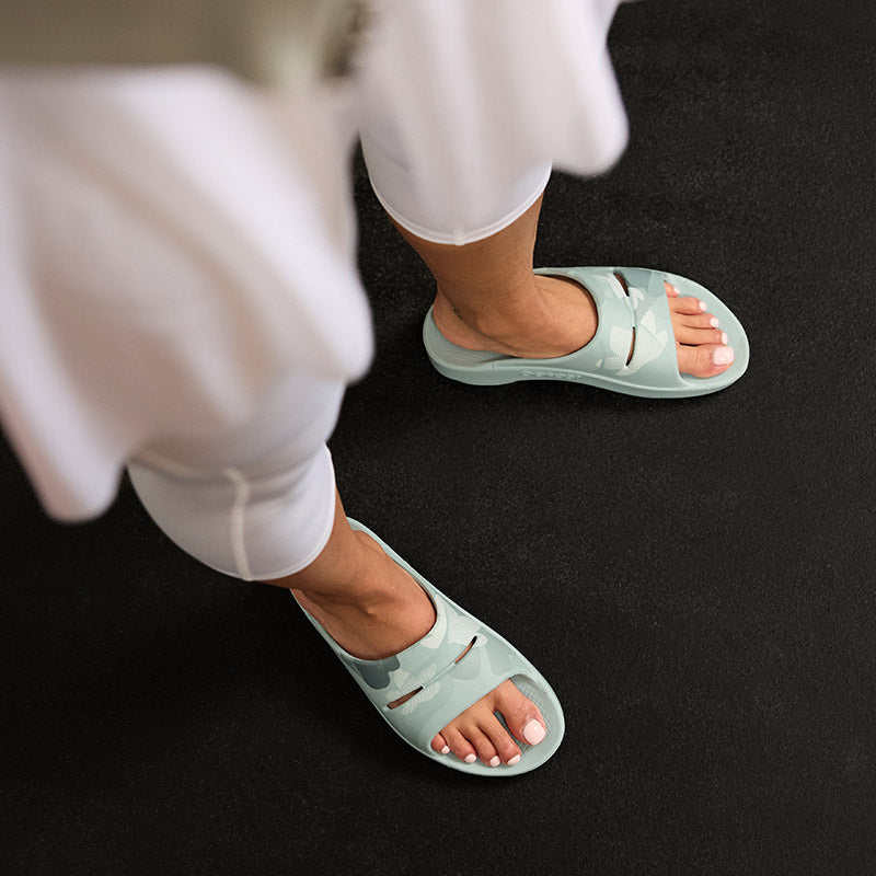 OOFOS WOMEN OOahh Limited - Mist Breeze ウーフォス ウーアー リミテッド ミストブリーズ リカバリーサンダル