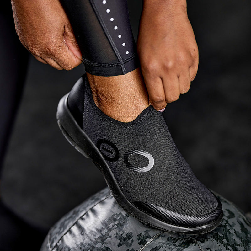 OOFOS WOMENS OOmg Sport - Black/Black ウーフォス ウィメンズ ウーエムジー スポーツ ブラック リカバリーシューズ