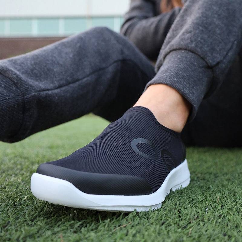 OOFOS WOMENS OOmg Sport - White/Black ウーフォス ウィメンズ ウーエムジー スポーツ ホワイト ブラック リカバリーシューズ