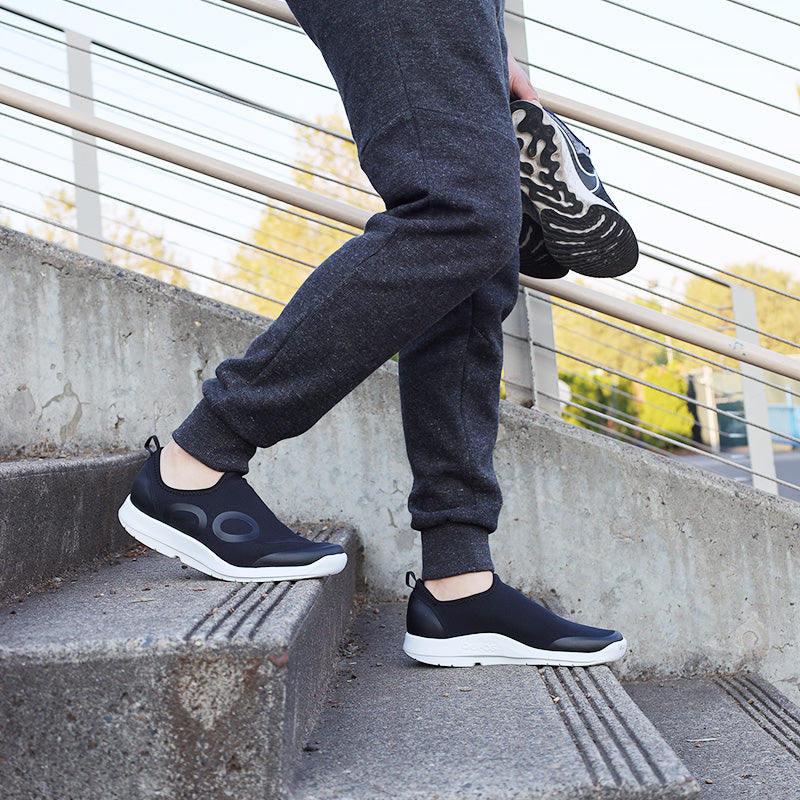 OOFOS MENS OOmg Sport - White/Black ウーフォス メンズ ウーエムジー スポーツ ホワイト ブラック リカバリーシューズ