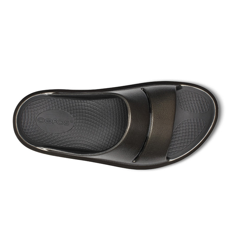 OOFOS OOmega OOahh Luxe - Titanium Mirror ウーフォス ウーメガウーアールクス チタニウムミラー リカバリーサンダル