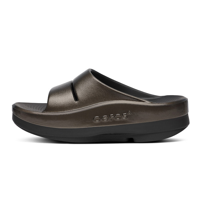 OOFOS OOmega OOahh Luxe - Titanium Mirror ウーフォス ウーメガウーアールクス チタニウムミラー リカバリーサンダル