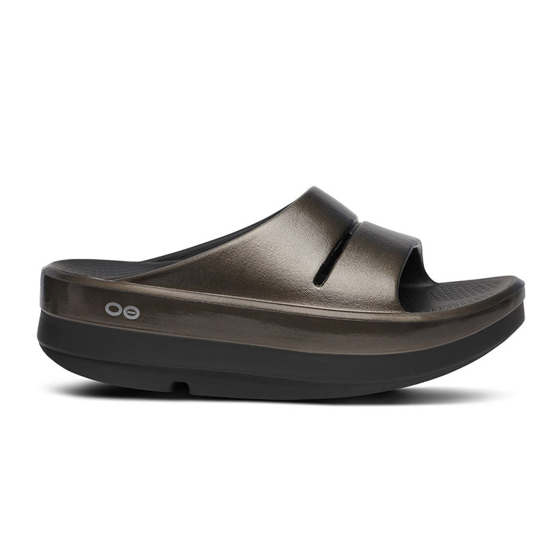 OOFOS OOmega OOahh Luxe - Titanium Mirror ウーフォス ウーメガウーアールクス チタニウムミラー リカバリーサンダル