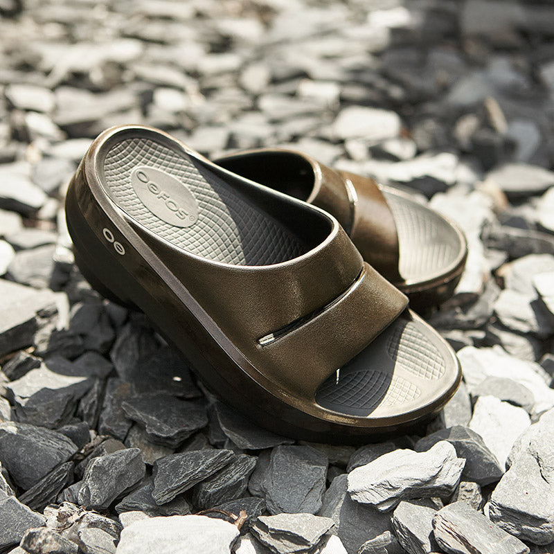 OOFOS OOmega OOahh Luxe - Titanium Mirror ウーフォス ウーメガウーアールクス チタニウムミラー リカバリーサンダル