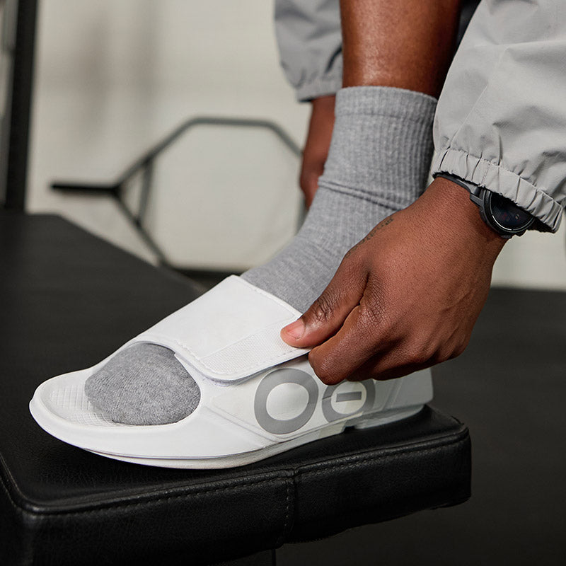 OOFOS MENS OOahh Sport Flex Luxe - Smoke Rally ウーフォス ウーアー スポーツ フレックス ルクス スモークラリー リカバリーサンダル