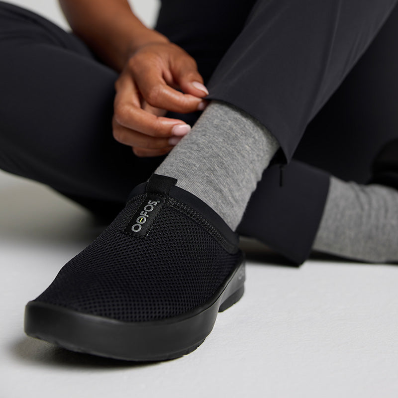 OOFOS WOMENS OOcoozie Sport Mule -  Black/Black ウーフォス ウークージー スポーツ ミュール ブラック リカバリーサンダル