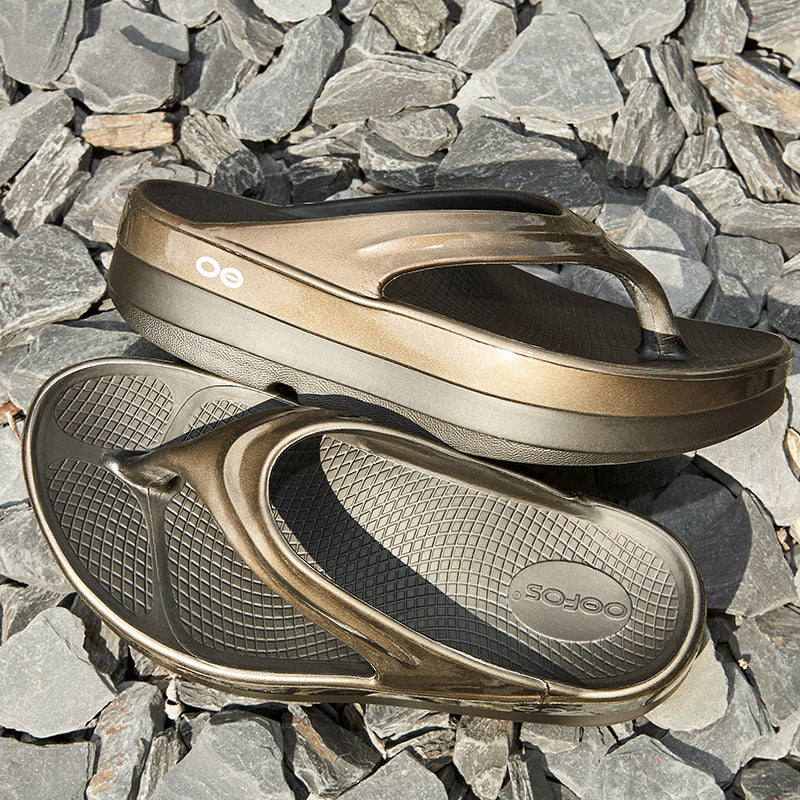 OOFOS OOmega Luxe - Titanium Mirror ウーフォス ウーメガルクス チタニウムミラー リカバリーサンダル