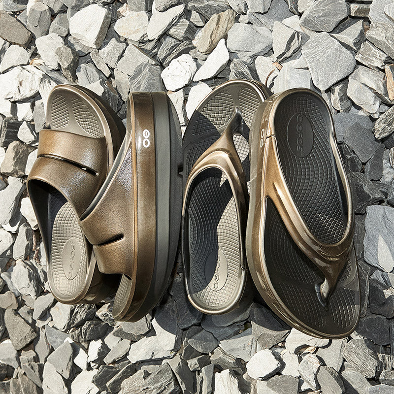 OOFOS OOmega Luxe - Titanium Mirror ウーフォス ウーメガルクス チタニウムミラー リカバリーサンダル