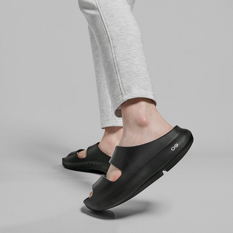 OOFOS OOyea - Black ウーフォス ウーヤー ブラック リカバリーサンダル