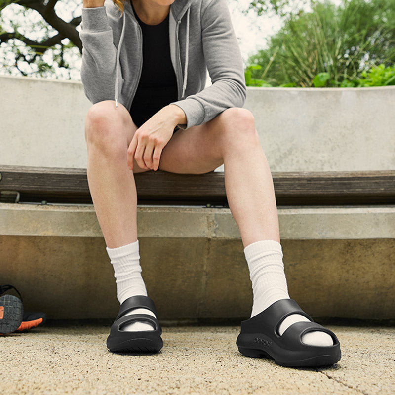 OOFOS OOyea - Black ウーフォス ウーヤー ブラック リカバリーサンダル