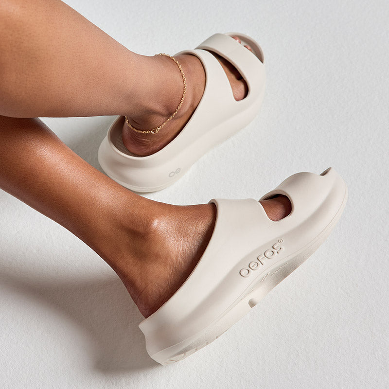 OOFOS OOyea - Chalk ウーフォス ウーヤー チョーク リカバリーサンダル