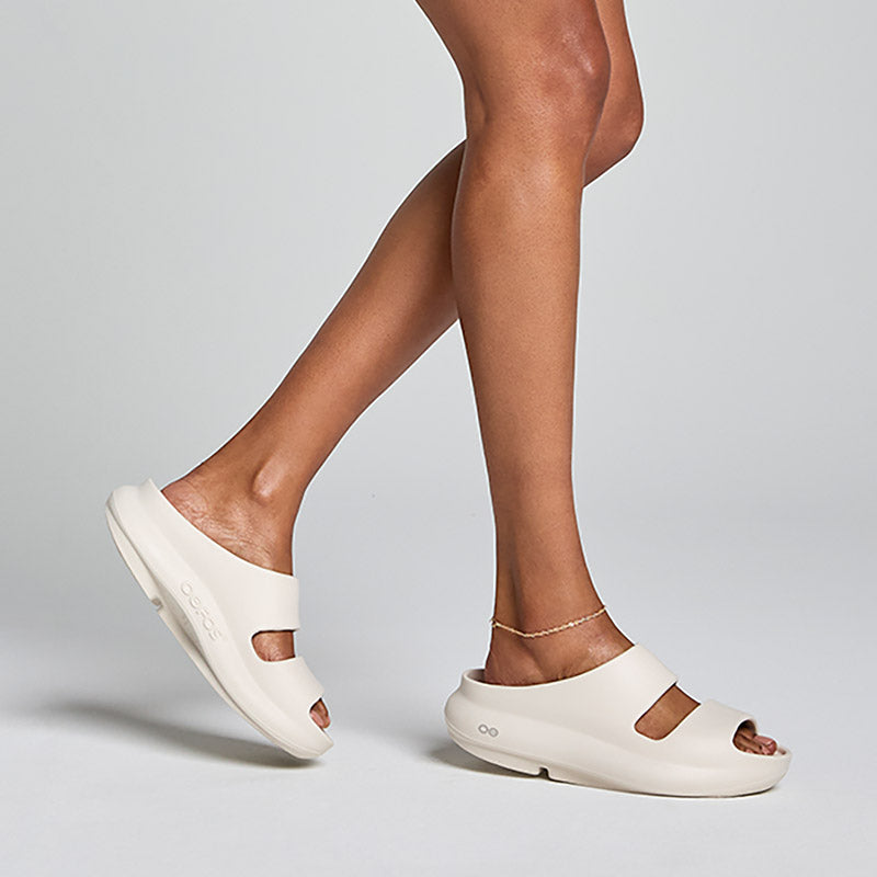 OOFOS OOyea - Chalk ウーフォス ウーヤー チョーク リカバリーサンダル