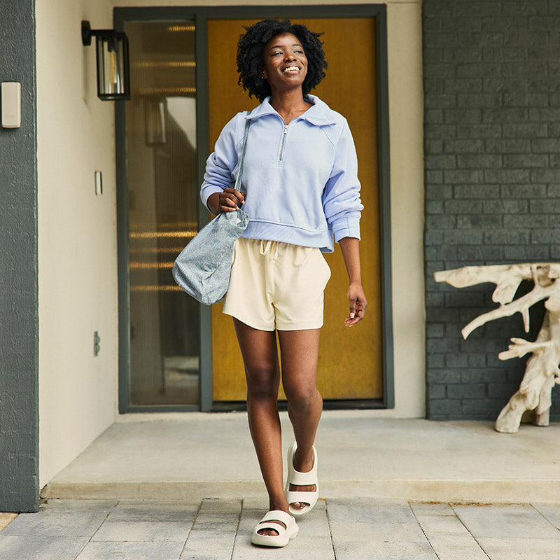 OOFOS OOyea - Chalk ウーフォス ウーヤー チョーク リカバリーサンダル