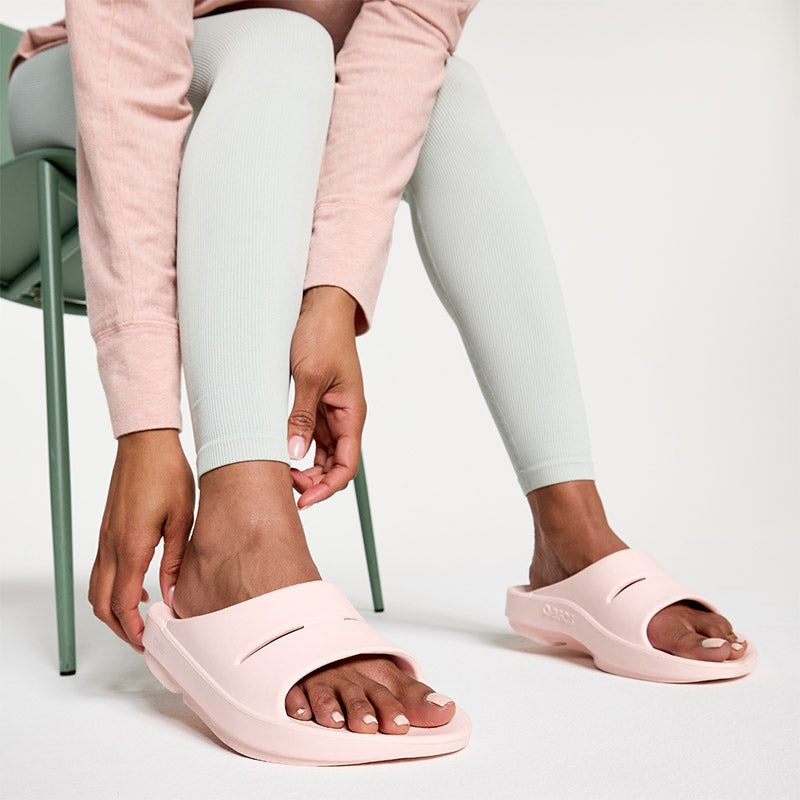 OOFOS OOahh - Blush ウーフォス ウーアー ブラッシュ リカバリーサンダル