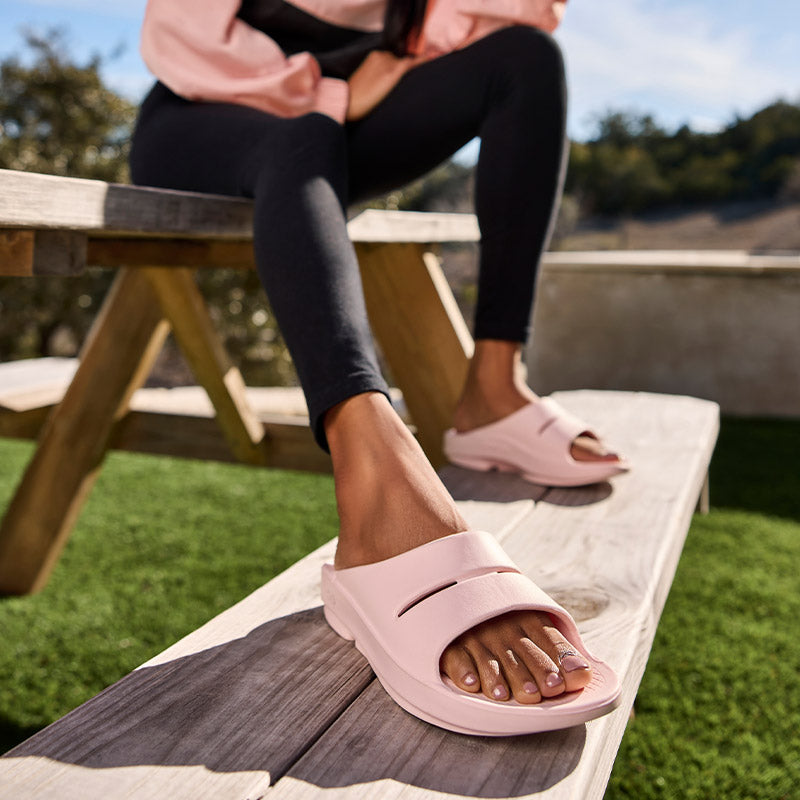 OOFOS OOahh - Blush ウーフォス ウーアー ブラッシュ リカバリーサンダル