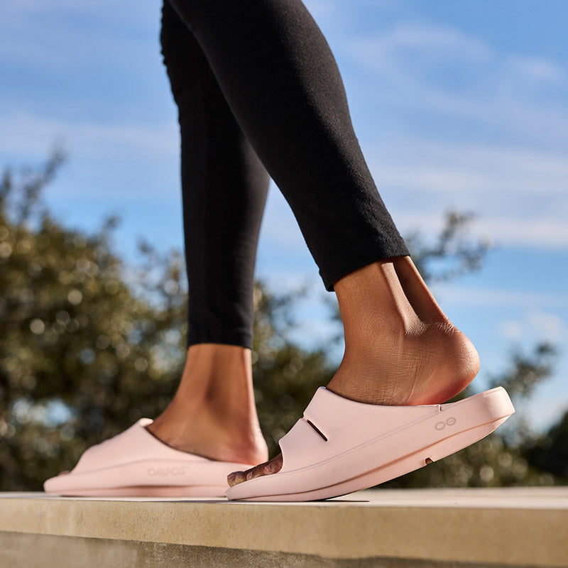 OOFOS OOahh - Blush ウーフォス ウーアー ブラッシュ リカバリーサンダル