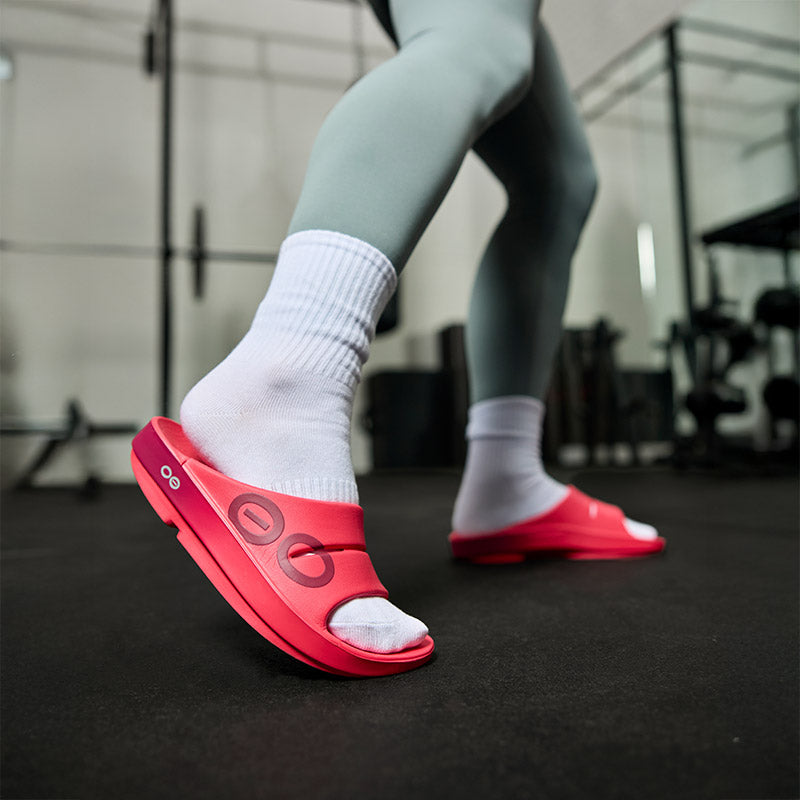 OOFOS OOahh Sport - Razz Fade ウーフォス ウーアー スポーツ ラズフェード リカバリーサンダル