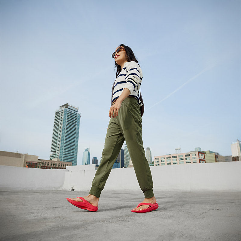 OOFOS OOlala - Neon Berry ウーフォス ウーララ ネオンベリー リカバリーサンダル