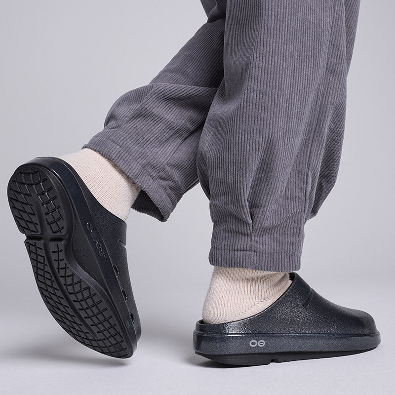 OOFOS OOcloog Luxe - Black Sparkle ウーフォス ウークルッグルクス ブラックスパークル リカバリーサンダル