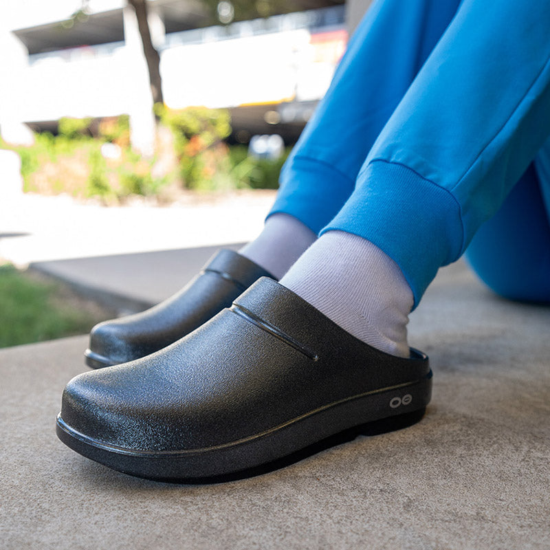 OOFOS OOcloog Luxe - Black Sparkle ウーフォス ウークルッグルクス ブラックスパークル リカバリーサンダル