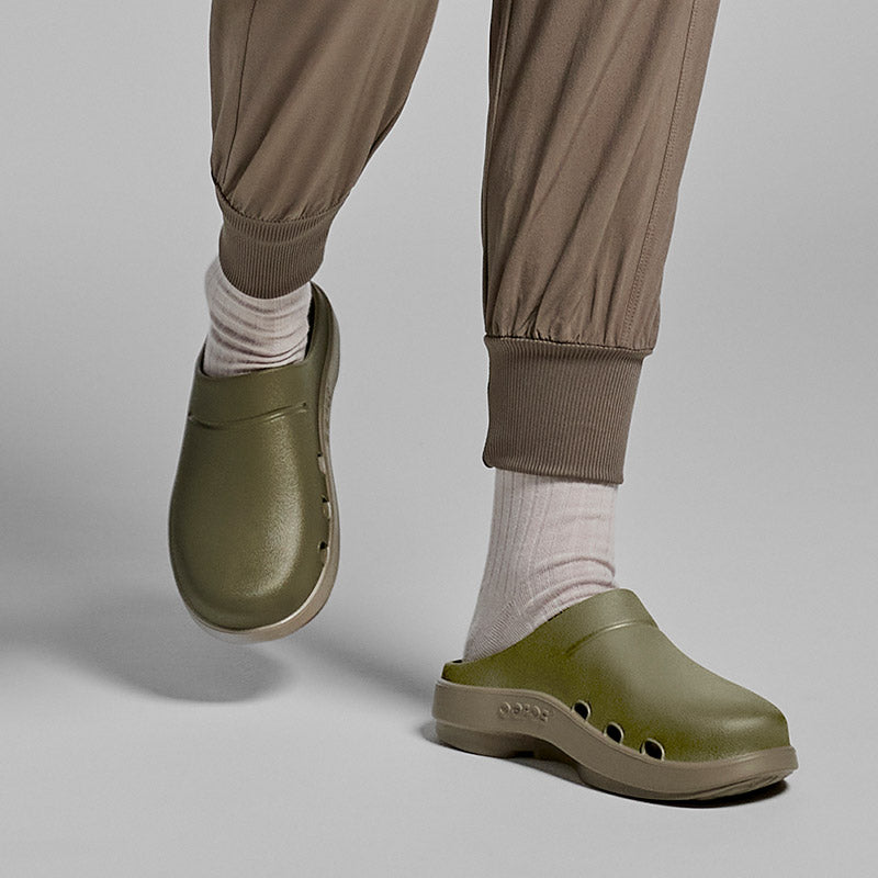 OOFOS OOcloog Luxe - Nomad Foliage ウーフォス ウークルッグルクス ノマドフォリッジ リカバリーサンダル