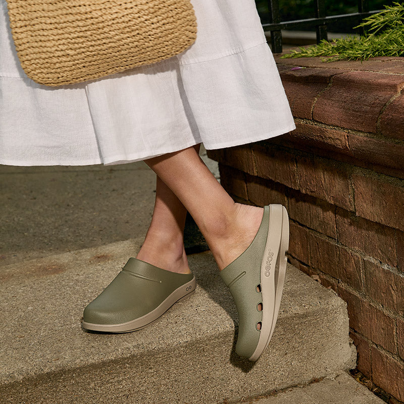 OOFOS OOcloog Luxe - Nomad Foliage ウーフォス ウークルッグルクス ノマドフォリッジ リカバリーサンダル