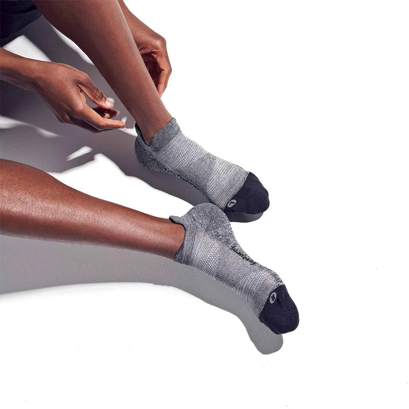 Feetures ELITE MAX CUSHION NO SHOW TAB - Gray フィーチャーズ アンクル丈 ランニングソックス グレー