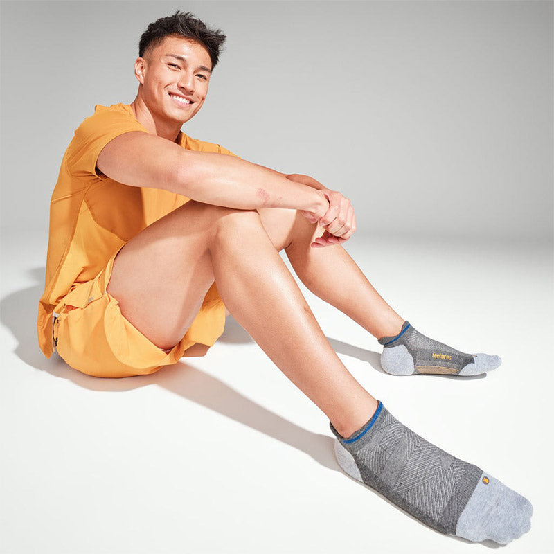 Feetures ELITE MAX CUSHION NO SHOW TAB - Iron Seal フィーチャーズ アンクル丈 ランニングソックス イロンシール