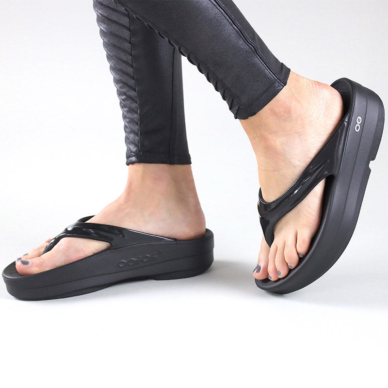 OOFOS OOmega - Black ウーフォス ウーメガ ブラック リカバリーサンダル
