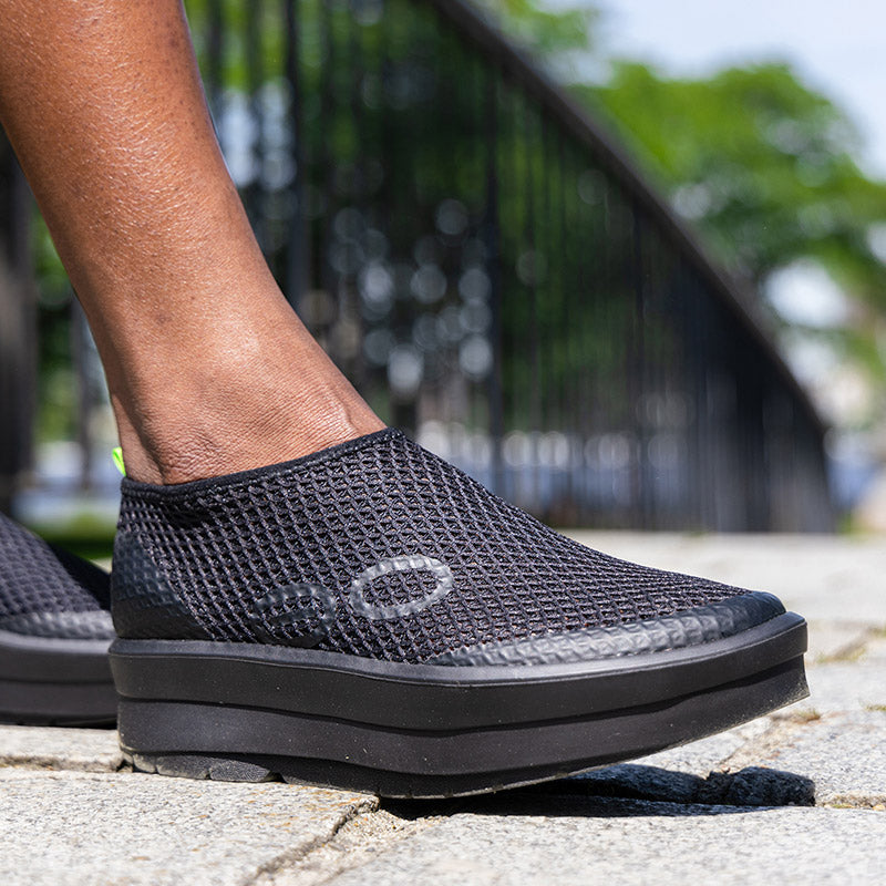 OOFOS WOMENS OOmega Chukka - Black/Black ウーフォス ウィメンズ ウーメガ チャッカ ブラック リカバリーシューズ