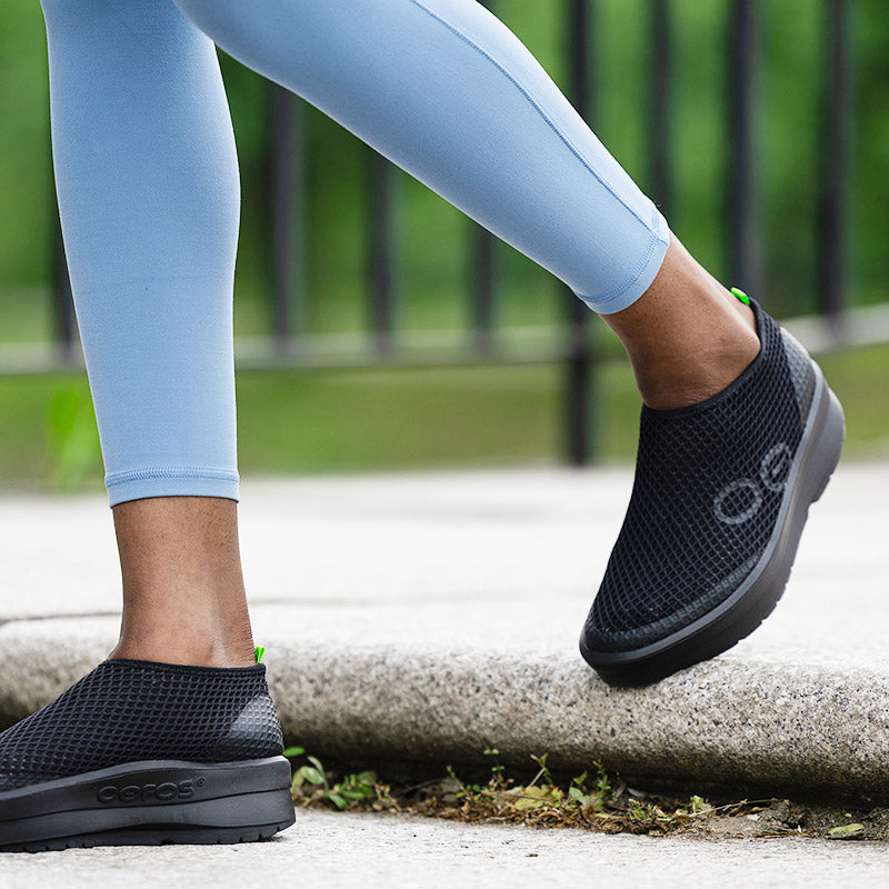 OOFOS WOMENS OOmega Chukka - Black/Black ウーフォス ウィメンズ ウーメガ チャッカ ブラック リカバリーシューズ