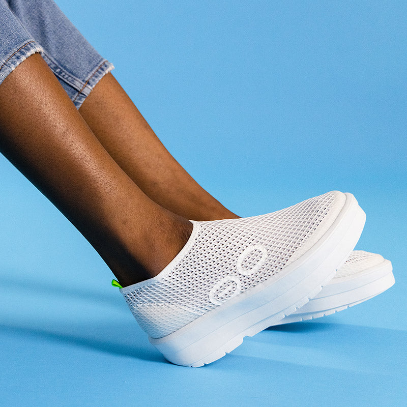 OOFOS WOMENS OOmega Chukka - White/White ウーフォス ウィメンズ ウーメガ チャッカ ホワイト リカバリーシューズ