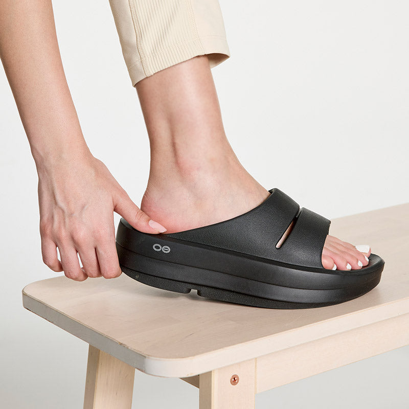 OOFOS OOmega OOahh - Black ウーフォス ウーメガ ウーアー ブラック リカバリーサンダル