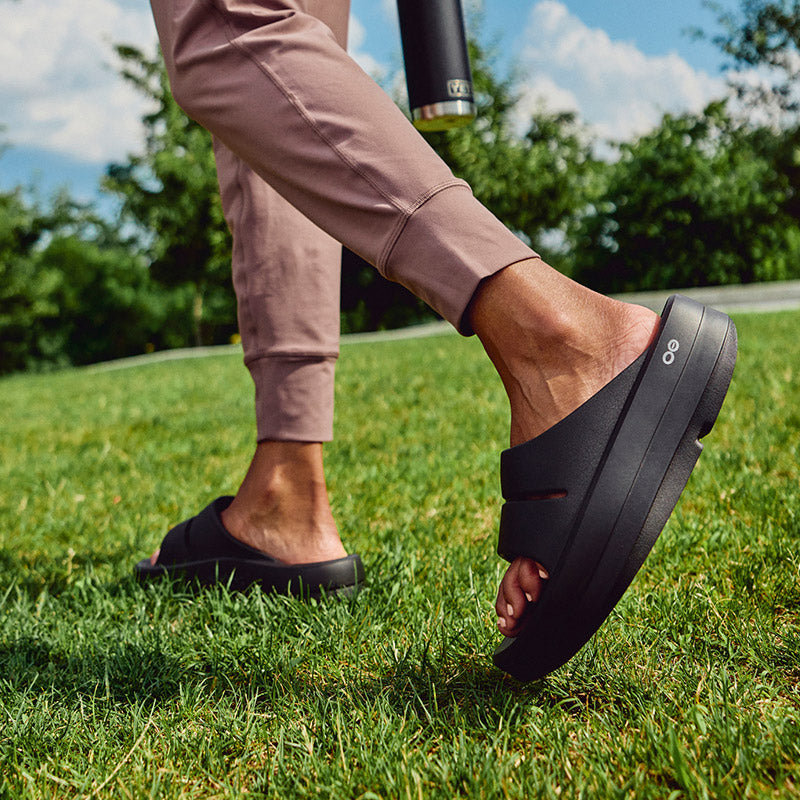 OOFOS OOmega OOahh - Black ウーフォス ウーメガ ウーアー ブラック リカバリーサンダル