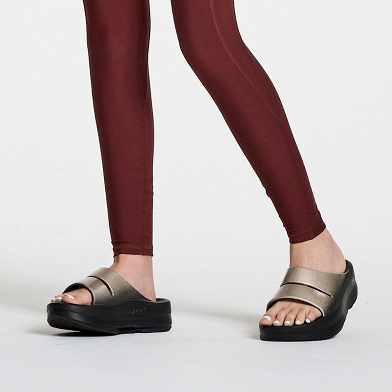 OOFOS OOmega OOahh Luxe - Latte ウーフォス ウーメガ ウーアー ルクス ラテ リカバリーサンダル